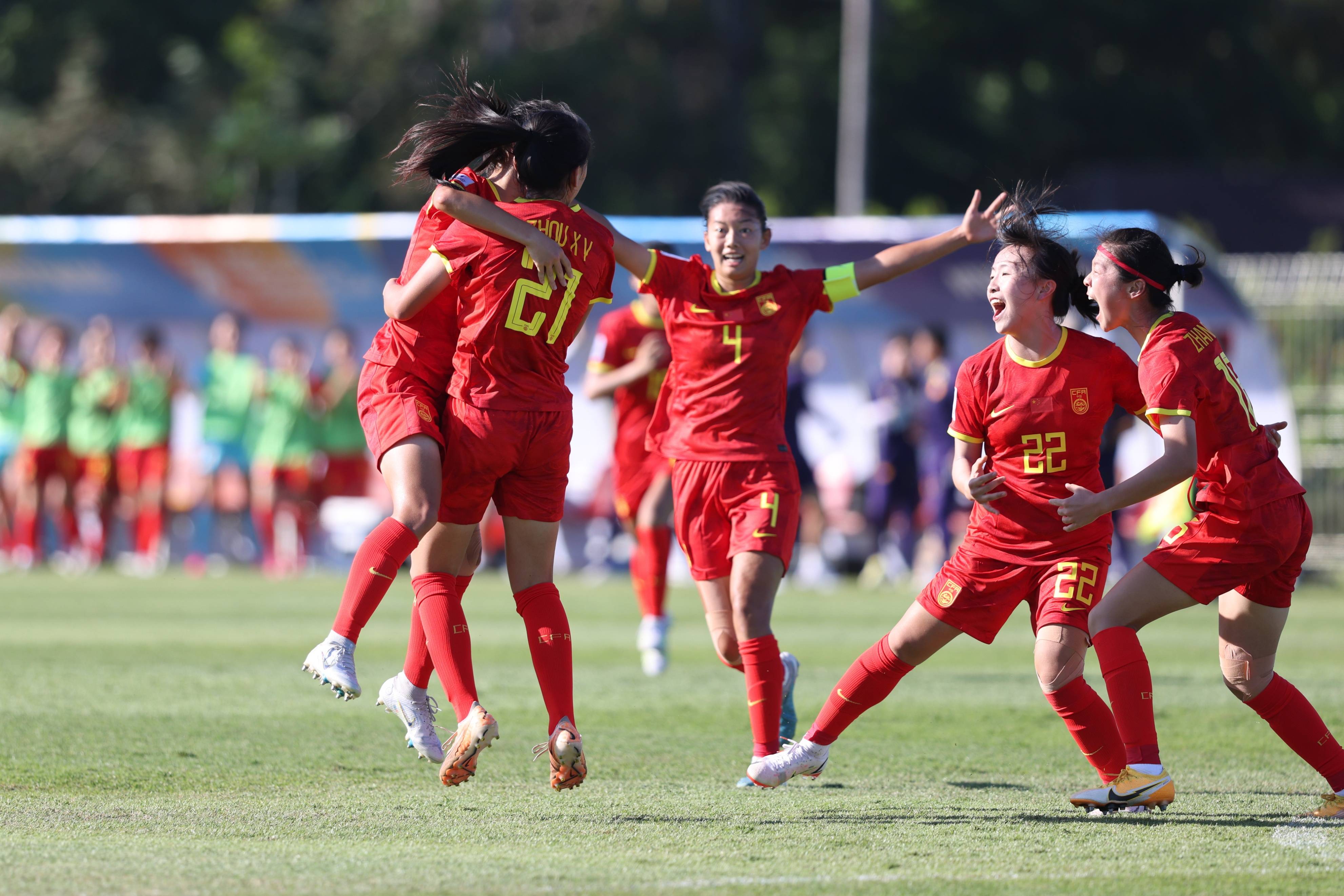中国女足队员拼尽全力，击败对手