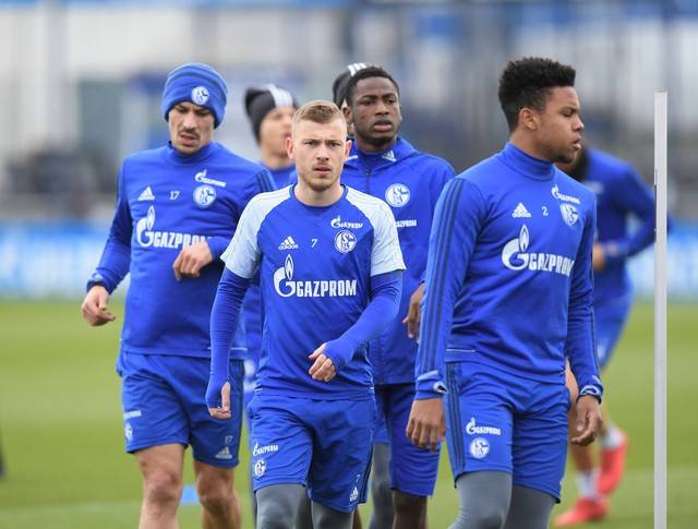 包含沙尔克球队遭遇五连败，陷入降级区的词条